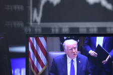 Miért nézi tétlenül ezermilliárdok elégését Trump, ha imádja a tőzsdét?
