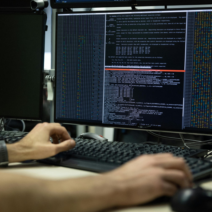 Az online csalók kedvencei a férfiak lettek
