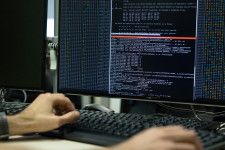 Az online csalók kedvencei a férfiak lettek