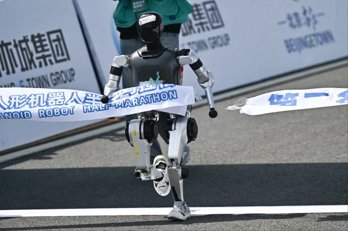 Huszonegy robot is rajtvonalhoz állt a pekingi félmaratonon