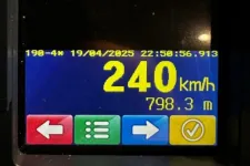 Mennyibe fájna, ha 240 km/órás sebességgel kapcsolnák le a rendőrök? Egy 22 éves fiatal kipróbálta, hogy önnek már ne kelljen