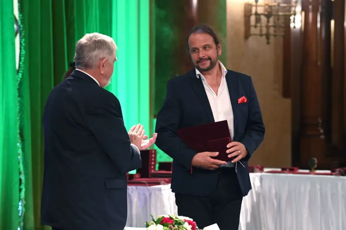 Négy napra lefoglalta az Erzsébet híd járdáit Vészabó Noémi volt férje, rendhagyó tüntetést ígér