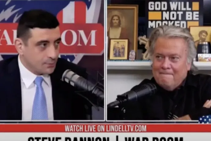 Két héttel az első forduló előtt Simion fullba nyomja az összeesküvés-elméleteket egy Steve Bannon interjúban