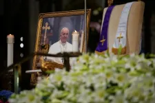 A világ vezetői tisztelegnek a szegények és a béke pápája előtt