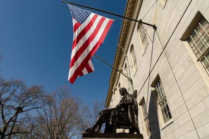 A támogatások befagyasztása miatt beperelte a Harvard Egyetem Trump kormányzatát