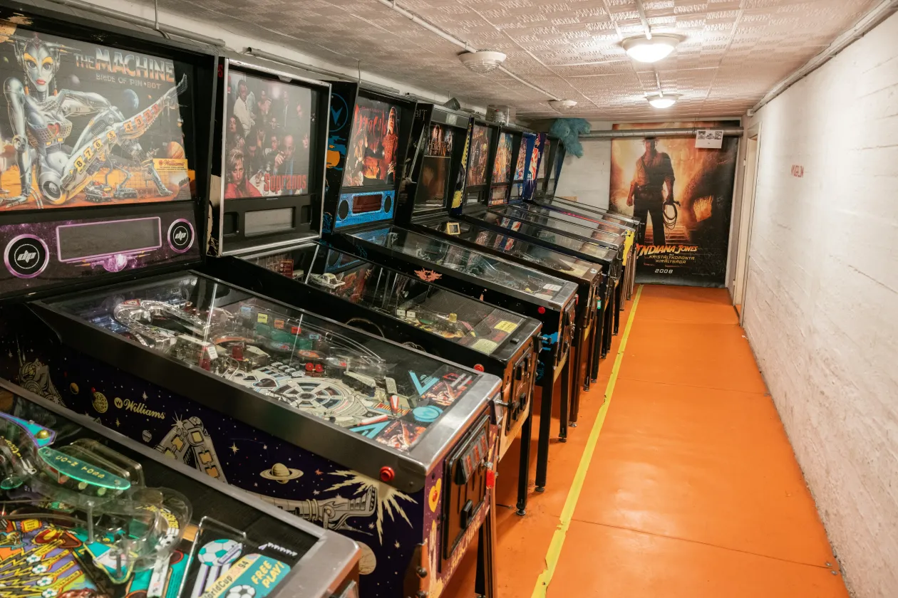 A fenti fotókon a Midlife Crisis Pinball Club kuckója, lent pedig az épp nem használt moziszoba és a stúdió – Fotó: Németh Sz. Péter / Telex