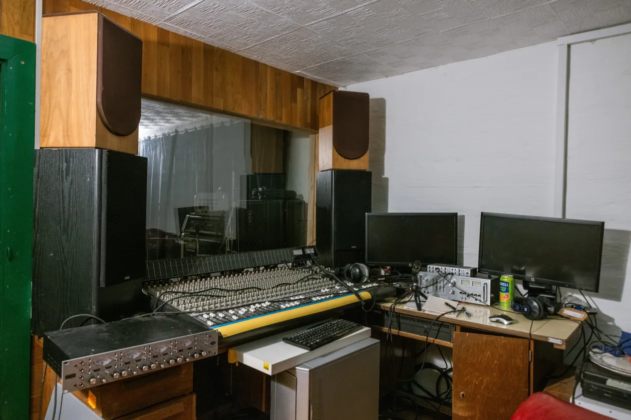 A fenti fotókon a Midlife Crisis Pinball Club kuckója, lent pedig az épp nem használt moziszoba és a stúdió – Fotó: Németh Sz. Péter / Telex
