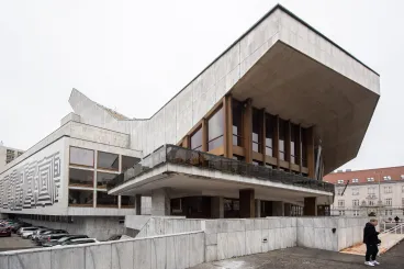 Az alakja miatt becézik síugrósáncnak, de valóban van köze a sípályákhoz a Győri Nemzeti Színháznak