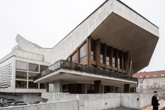 Az alakja miatt becézik síugrósáncnak, de valóban van köze a sípályákhoz a Győri Nemzeti Színháznak