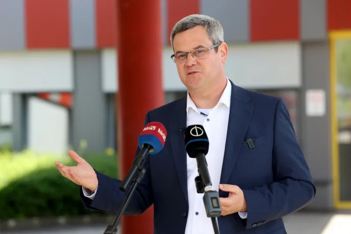 Takács Péter egy felújított kórháznál hibáztatta a Tisza Pártot a felújítások elmaradásáért