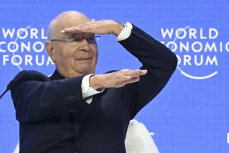 Klaus Schwab a saját masszásait is a Világgazdasági Fórum pénzéből fizethette