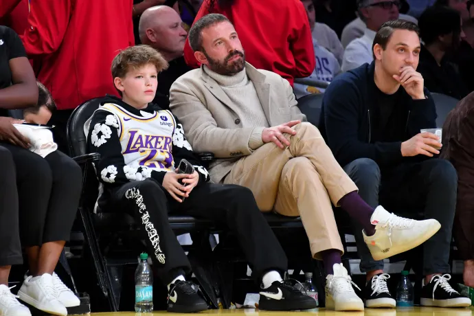 Ben Affleck azt mondta a fiának, ha kétmilliós cipőt akar, spórolja össze rá a pénzt