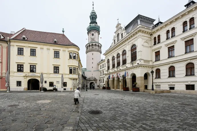 A soproni Tűztorony Hűség-kapuján Kisfaludi Strobl Zsigmond, Hungária előtt hódoló soproniak című 1928-ban készült szoborcsoportjával. A barokkos kapuzat Hikisch Rezső tervei alapján készült – Fotó: Fotó: Bődey János / Telex