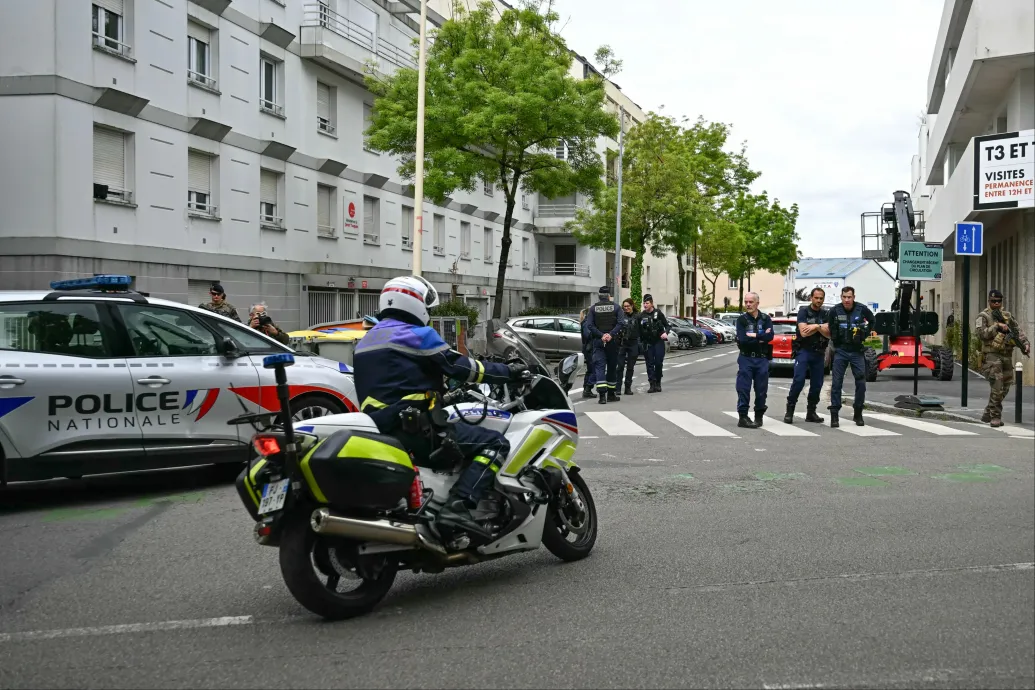 Egy diák meghalt és többen megsérültek egy nantes-i középiskolában történt késelésben – Forrás: Telex.hu