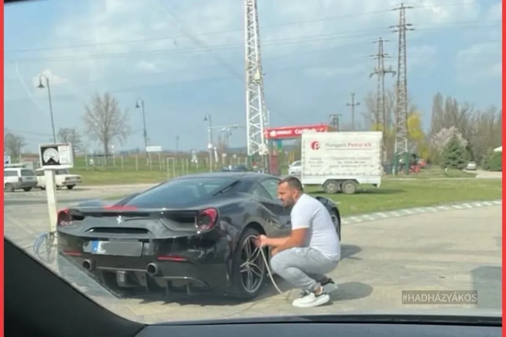 Hadházy kiposztolt egy fotót, amin Mészáros Lőrinc fia egy Ferrari kerekét pumpálja