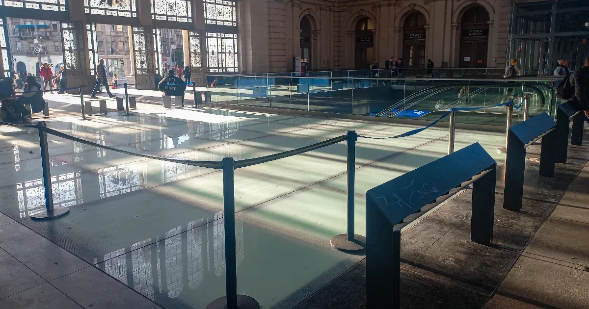 A Keleti pályaudvar berepedt üvegfödémét egy év alatt sem javították ki, és ez még egy ideig így maradhat