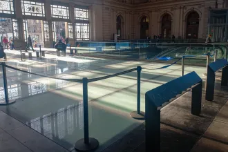 A Keleti pályaudvar berepedt üvegfödémét egy év alatt sem javították ki, és ez még egy ideig így maradhat