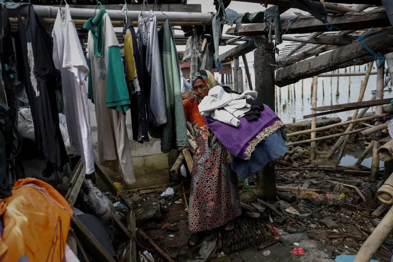 Pasijah és családja a házban – Fotó: Ajeng Dinar Ulfiana / Reuters