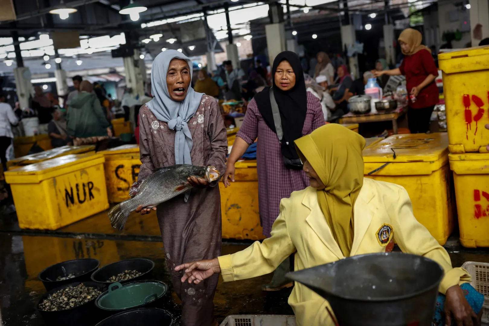Pasijah halat árul a piacon Demakban – Fotó: Ajeng Dinar Ulfiana / Reuters