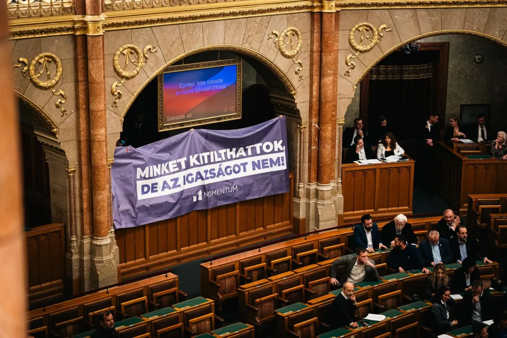 Kövér László egy molinó miatt újabb 11 millió forintra büntette a Momentumot