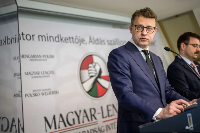 Az Alapjogokért Központ adott munkát a korrupciós vádak elől menekülő volt lengyel miniszterhelyettesnek