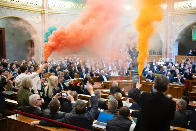 A rendszerváltás óta először tilthatnak ki képviselőket a Parlamentből