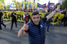 Amikor a szett is kampányüzenet: megnéztük, hogyan öltöznek az elnökjelöltek