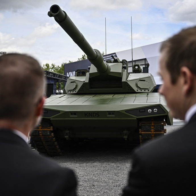 A magyar kormány kivár, a lengyelek tovább fegyverkeznek az uniós pénzügyi engedéllyel