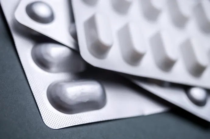 Túlsúlyt is okozhat az antibiotikum, ha túl korán adják a gyereknek