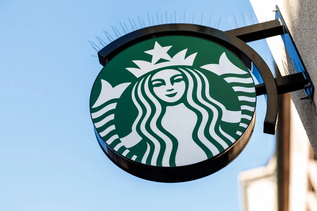 A Starbucks nemcsak egy kávés poharat, de egy egész kávézót kinyomtatott