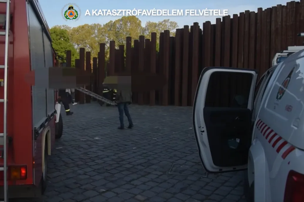 Az 56-os emlékmű vasoszlopai közé szorult egy kislány, a tűzoltók mentették ki