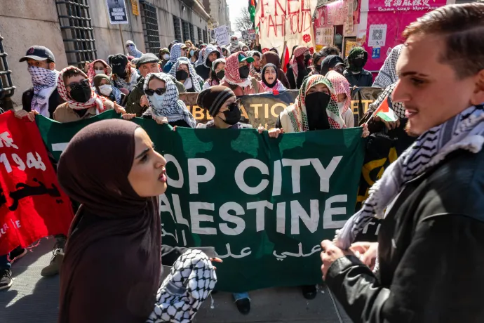 Mahmoud Khalil és Palesztina támogatására szervezett tiltakozás 2025. március 14-én New Yorkban a Columbia egyetem előtt – Fotó: Spencer Platt / Getty Images