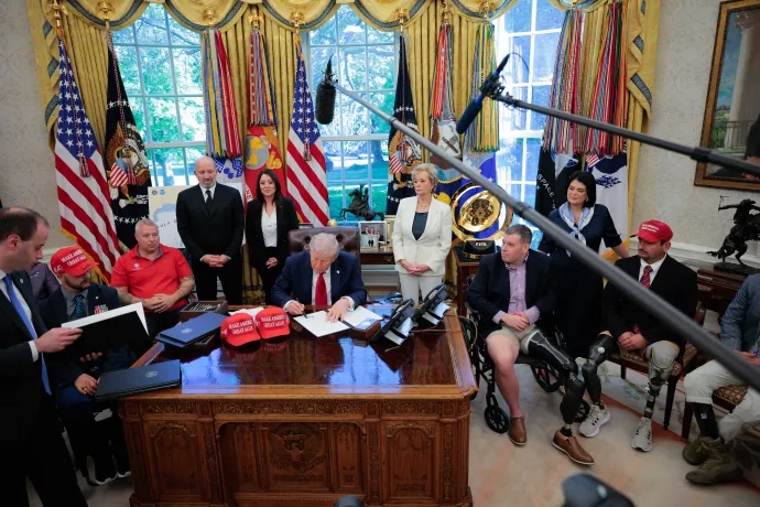 Donald Trump a kereskedelmi, munkaügyi és oktatási miniszterek jelenlétében oktatáspolitikai rendeleteket ír alá 2025. április 23-án a Fehér Ház Ovális Irodájában – Fotó: Chip Somodevilla / Getty Images