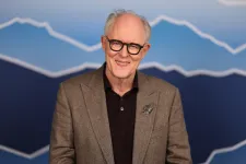 John Lithgow-t arra kérte egy transznemű gyereket nevelő barátja, hogy ne vállalja el Dumbledore szerepét
