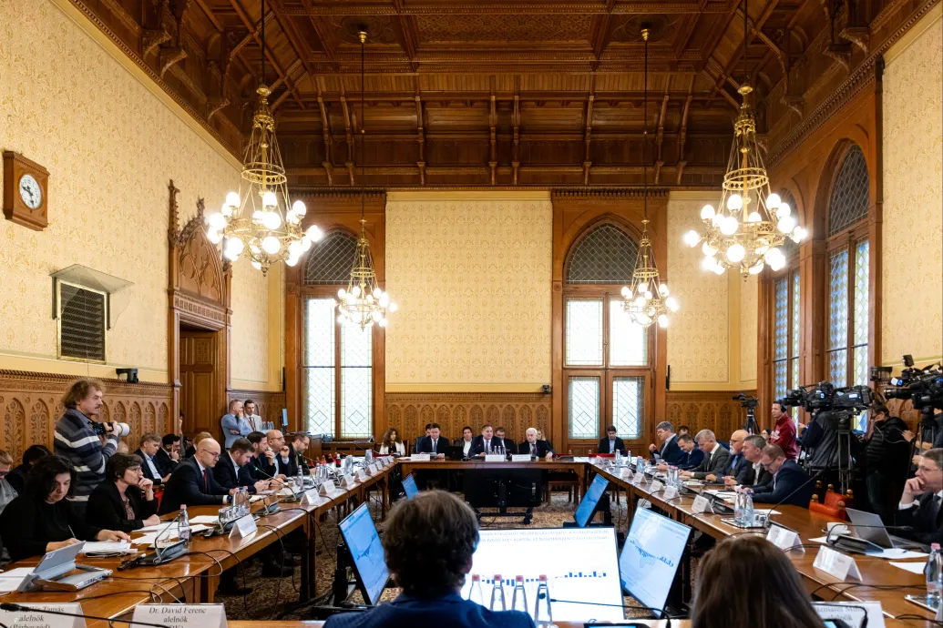 A fideszes képviselők leszavazták, hogy meghallgassa a parlament az MNB-ügyben érintett állami és alapítványi vezetőket