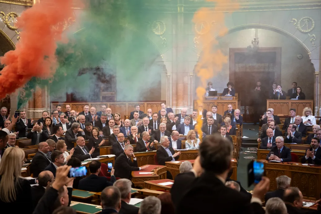 Megszavazta a parlament Hadházy Ákos és a momentumos képviselők kitiltását és pénzbüntetését