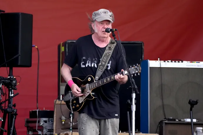 Neil Young beszólt Elon Musknak: „Ha fasiszta vagy, vegyél Teslát”