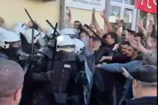 Gumibottal támadt a rendőrség újvidéki tüntetőkre, az egyik Strasbourgig bicikliző nő eszméletét vesztette