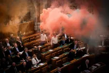 Megszavazta a magyar parlament több ellenzéki képviselő kitiltását az Országházból
