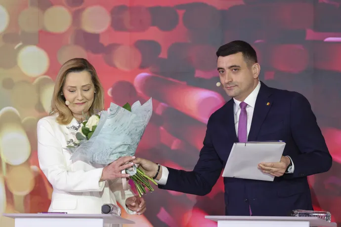 Simion átadja Lasconinak a virágcsokrot – Fotó: Octav Ganea / Inquam Photos