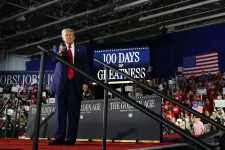 Trump megünnepelte elnöksége első száz napját, és lekommunistázta azokat a bírókat, akik több döntését is megakadályozták
