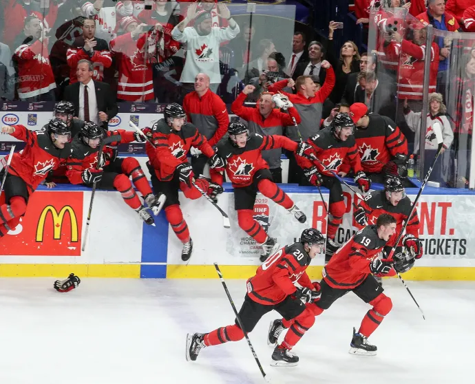 A kanadai junior válogatott tagjai, köztük 20-as mezben Michael McLeod ünneplik győzelmüket az IIHF Junior Világbajnokság döntőjében, Buffalóban, a KeyBank Centerben, 2018. január 5-én – Fotó: Nicholas T. LoVerde / Getty Images