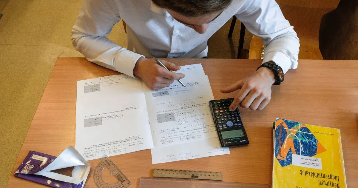 Kedden matematikából érettségiznek a diákok, most ön is tesztelheti tudását!