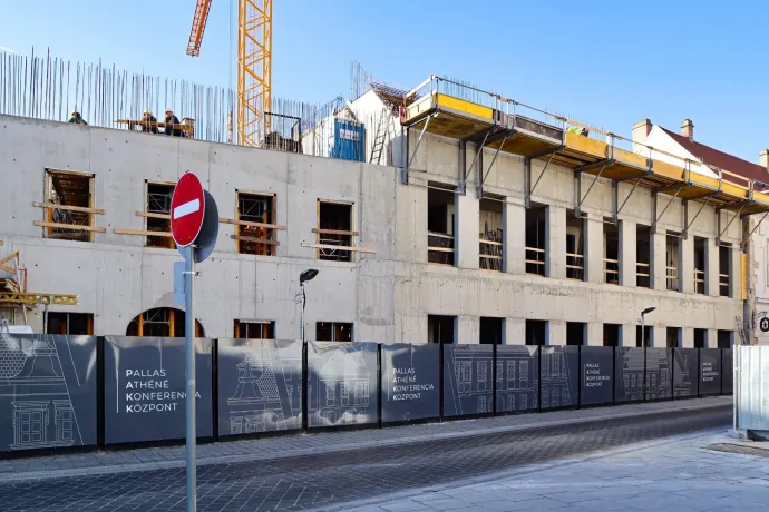 Az épülő konferenciaközpont a Szentháromság téren – Fotó: T-Trans