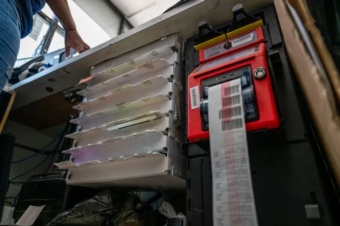 Lottószelvényt nyomtatnak egy houstoni benzinkúton – Fotó: Brandon Bell / Getty Images / AFP 