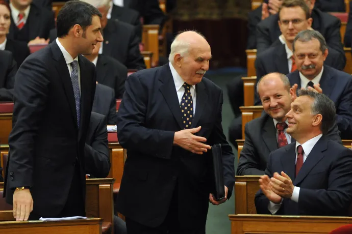 Horváth János korelnök Orbán Viktorral, a Fidesz elnökével, leendő miniszterelnökkel és Lázár Jánossal, a Fidesz parlamenti frakcióvezetőjével beszélget, amint megérkezik az Országgyűlés alakuló ülésére 2010. május 14-én – Fotó: Soós Lajos / MTI