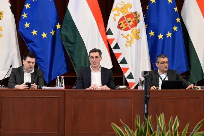 Karácsony Gergely főpolgármester, mellette Kiss Ambrus, a Főpolgármesteri Hivatal főigazgatója és Számadó Tamás főjegyző – Fotó: Máthé Zoltán / MTI 