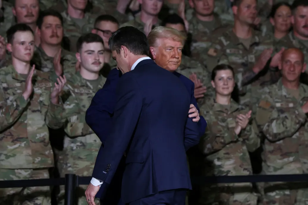 „Teljes káosz” – Trump védelmi minisztere zűrzavarba taszította a Pentagont