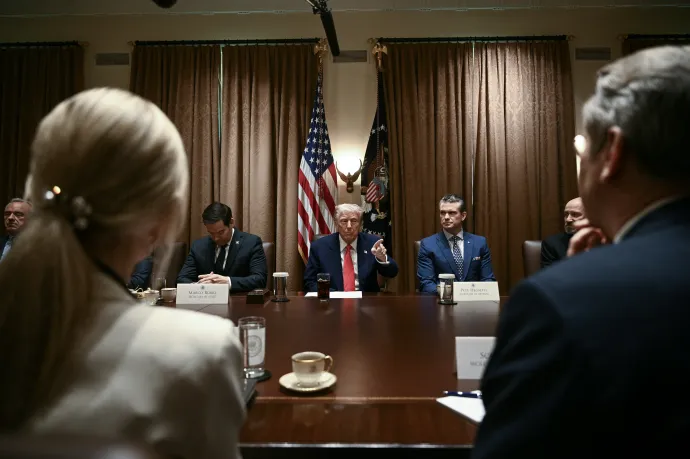 Marco Rubio, Donald Trump és Pete Hegseth a 2025. április 10-i kabinetülésen a Fehér Házban – Fotó: Brendan Smialowski / AFP