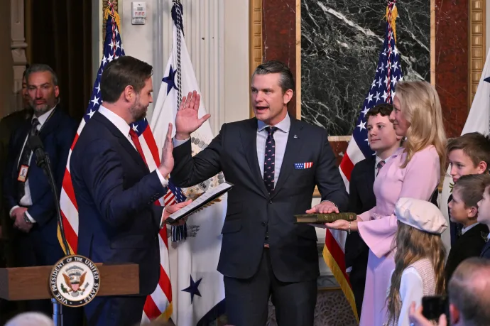 Pete Hegseth családja körében leteszi hivatali esküjét 2025. január 25-én – Fotó: Roberto Schmidt / AFP